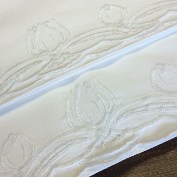 FINAL SALE PRICE Vintage White Tulip Design Pillow Case Set - Picture 1 of 5